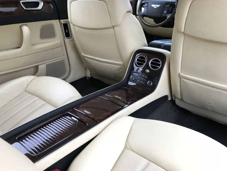 Heller Lederinnenraum eines Bentley Flying Spur