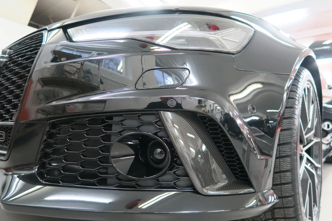 Glänzender schwarzer Audi RS6 nach AVP Lackschutz