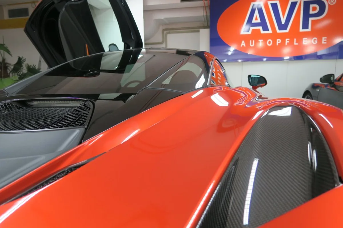 Glänzender oranger McLaren nach AVP Lackpflege